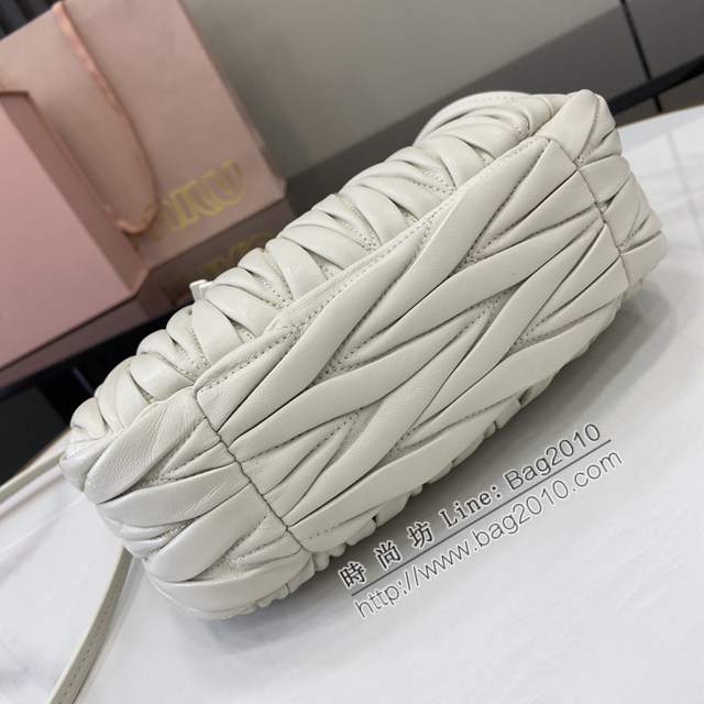 miumiu繆繆專櫃最新款小羊皮Wander手袋經典Matelasse紋理繡花手提肩背包 jh2554型號：5BC125